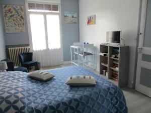 アンデルノ・レ・バンにあるl'Orchidéeのベッドルーム1室(青いベッド1台、枕2つ付)