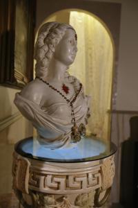 una estatua de un busto de una mujer sobre una mesa en Hotel Iris en Nápoles