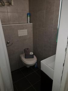 uma pequena casa de banho com WC e banheira em studio hypercentre courteissade em Aix-en-Provence