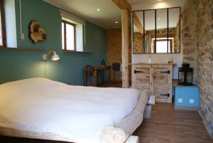 מיטה או מיטות בחדר ב-Grange De Sagne
