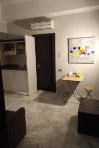 ein Wohnzimmer mit einem Tisch und einer Küche in der Unterkunft Foresteria Del Pescatore in La Spezia