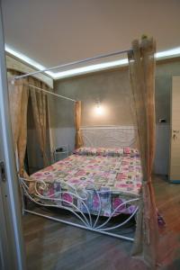 1 dormitorio con 1 cama con dosel en Pensione Enea, en Nápoles