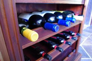 Ein Haufen Weinflaschen auf einem Holzregal. in der Unterkunft La Petite Provence in Leisnig