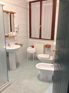 La salle de bains est pourvue de toilettes et d'un lavabo. dans l'établissement Albergo Italia, à Fossalta di Piave