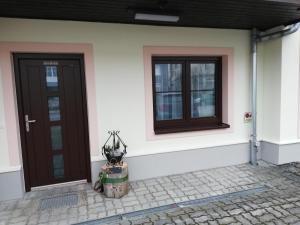 zwei Türen in einem weißen Gebäude mit Fenstern in der Unterkunft Schmaranzer in Bad Ischl