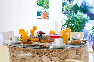 einen Frühstückstisch mit Speisen und Getränken darauf in der Unterkunft Maria Apartments Studios Epidavros in Antikes Epidauros