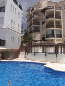 Bazén v ubytování Beachfront Penthouse Apartment with Large Terrace and Breathtaking Sea Views close to Marbella Spain nebo v jeho okolí
