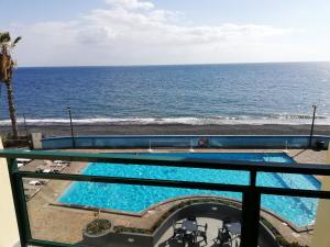 - une vue sur l'océan depuis le balcon d'un complexe dans l'établissement By the Beach & Pool Apartment, à Funchal