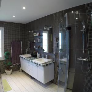 Kylpyhuone majoituspaikassa Villa du Courboulay