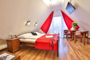 Кровать или кровати в номере Grand Podhale Resort&Spa- Jacuzzi - Sauna fińska i Łaźnia parowa - Widok na Tatry
