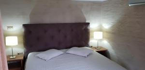 ein Schlafzimmer mit einem Bett mit zwei Kissen und zwei Lampen in der Unterkunft Boğazın incisi.. in Istanbul