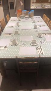 una mesa con un mantel de lunares azul y blanco en The Old Dairy B and B en Salisbury