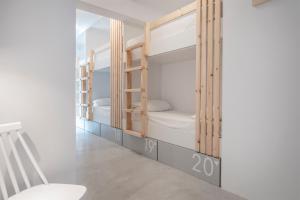 una camera con 2 letti a castello di Bedspot Hostel a Firà
