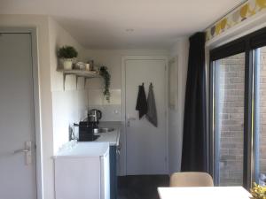 uma cozinha com um frigorífico branco e um lavatório em B&B Nagele em Nagele
