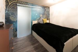 シュトゥットガルトにあるWohnung Stuttgart Mitteのベッドルーム1室(ベッド1台、黒毛布付)