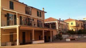 un edificio con balcones al lado de una calle en U Juan, en Ceriale