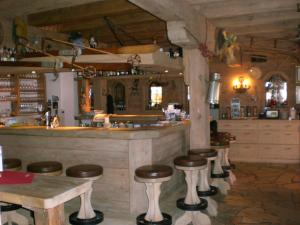Lounge nebo bar v ubytování Dorf Alm + 30 fotografií