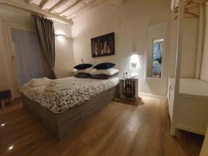 6 Via della Rosa في لوكّا: غرفة نوم عليها سرير ومخدات زرقاء