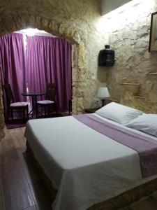 Letto o letti in una camera di Ahiram Hotel Byblos