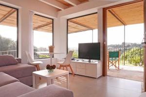 un salon avec un canapé et une télévision dans l'établissement Es Mirador - Adults Only, à Manacor