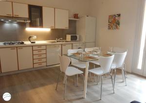Η κουζίνα ή μικρή κουζίνα στο Casa Beatrice Garda +33 φωτογραφίες
