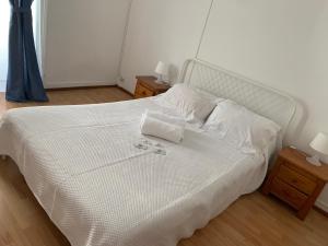 リスボンにあるレジデンシア ホワイトラブの白いベッド(白いシーツ、枕付)