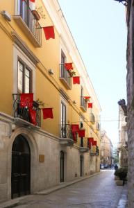 ビトントにあるPalazzo Antica Via Appiaの通りに架かる赤旗の建物
