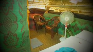 una vista aérea de una habitación con sillas y ventilador en Jungle House, en Yala