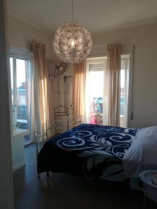 トルヴァイアニカにあるTorvajanica Apartamentのベッドルーム1室(ベッド1台、シャンデリア付)
