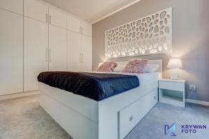1 dormitorio con 1 cama blanca grande en una habitación en Gardenia Sea Side TOPAZ 6 Dziwnów, en Dziwnów