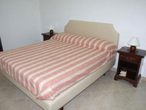 سرير أو أسرّة في غرفة في Apartment Sorrento 3