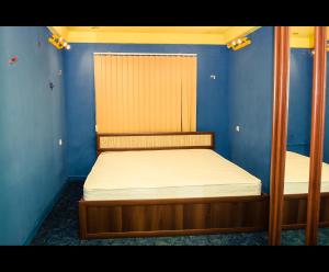 Tempat tidur dalam kamar di Апартаменты на пл Ленина