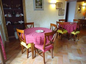 a dining room with a pink table and chairs at La Dimora di d'Annunzio in Scanno