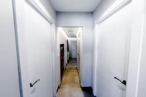 un pasillo con paredes blancas y un pasillo largo en Casa Rural Peña Gamella, en Herreros
