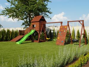 un parque infantil con tobogán y estructura de juegos en B&B Lawendowy Pałacyk, en Błonie