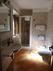 a bathroom with two sinks and a shower at La Dimora di d'Annunzio in Scanno