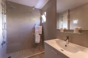 a bathroom with a sink and a shower at Villa Welwitshia in Carvoeiro