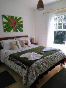 מיטה או מיטות בחדר ב-Nas Nuvens Hospedaria