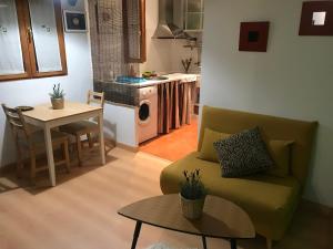 sala de estar con sofá y mesa en Apartamento en Corrala, en Madrid