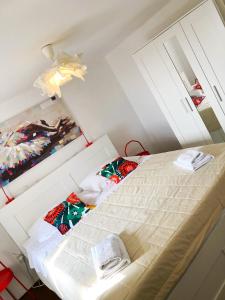 1 dormitorio con 1 cama y una pintura en la pared en House Verde - private house with seaview, en Dubrovnik