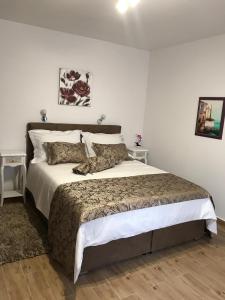 - une chambre avec un grand lit et 2 tables dans l'établissement Apartment center Roko, à Split