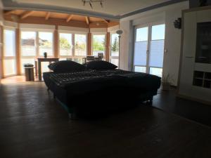 リングスハイムにあるFerienwohnung Alte B3の窓のある部屋にベッドがある寝室