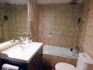 łazienka z umywalką, wanną i toaletą w obiekcie Alborada Apartamentos Rurales w mieście Hervás +21 zdjęć
