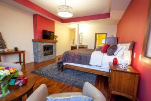 1 dormitorio con 1 cama y chimenea en Hillcrest Farm Market B&B, en Kelowna