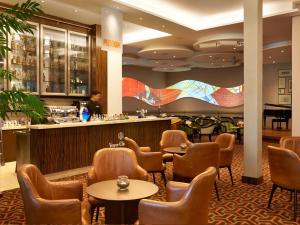 Un bar en un hotel con sillas y mesas. en Royal Palm Plaza Resort, en Campinas