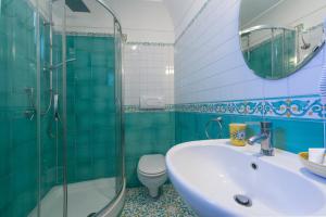 アマルフィにあるVilla Lauro Dependanceのバスルーム(シンク、シャワー、トイレ付)