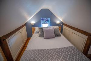 מיטה או מיטות בחדר ב-Cherry Orchard Lodge