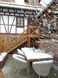 een patio met een tafel en stoelen in de sneeuw bij Ferienhaus Annabell in Weisbach