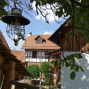 una casa con una lámpara delante en Ferienhaus Annabell, en Weisbach