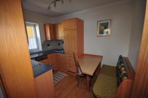 Appartement Seiwald في ليوغانغ: مطبخ صغير مع طاولة وغرفة طعام